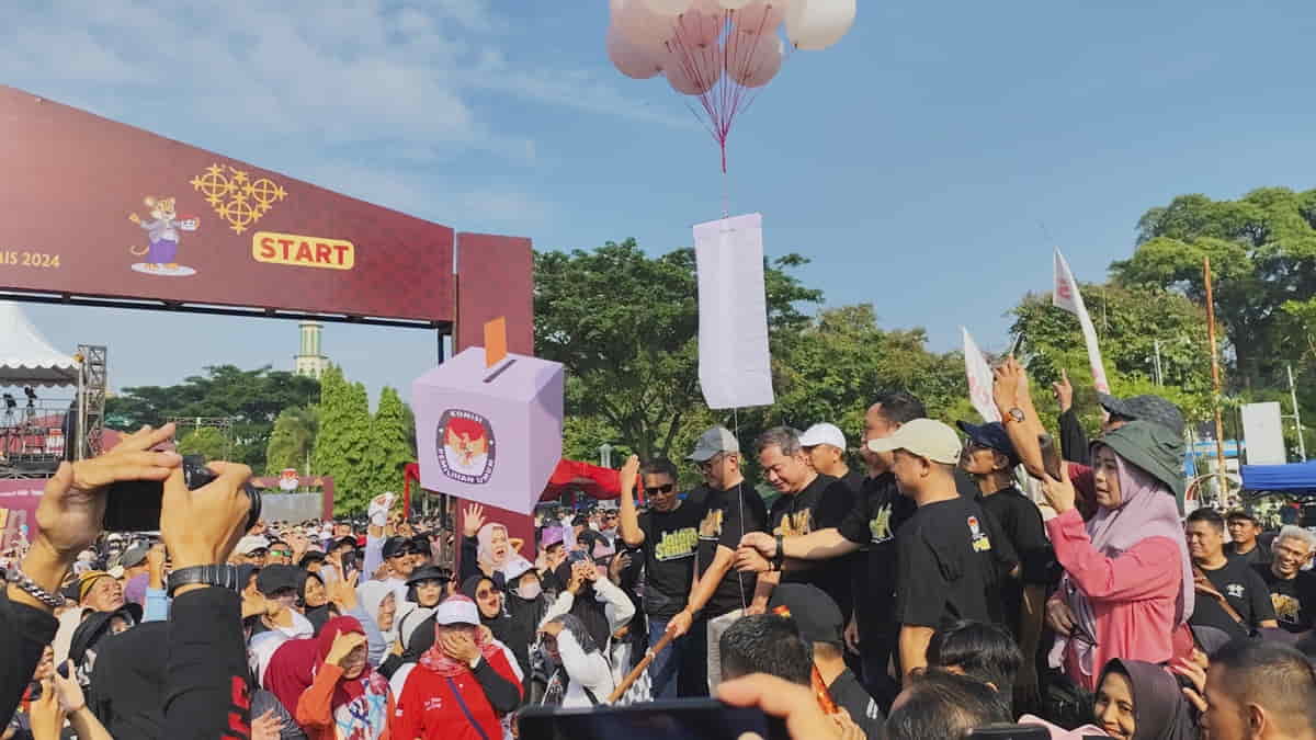 Rangkaian Terakhir Sosialisasi Pilkada, Ribuan Warga Antusias Ikuti Jalan Sehat KPU Ciamis 