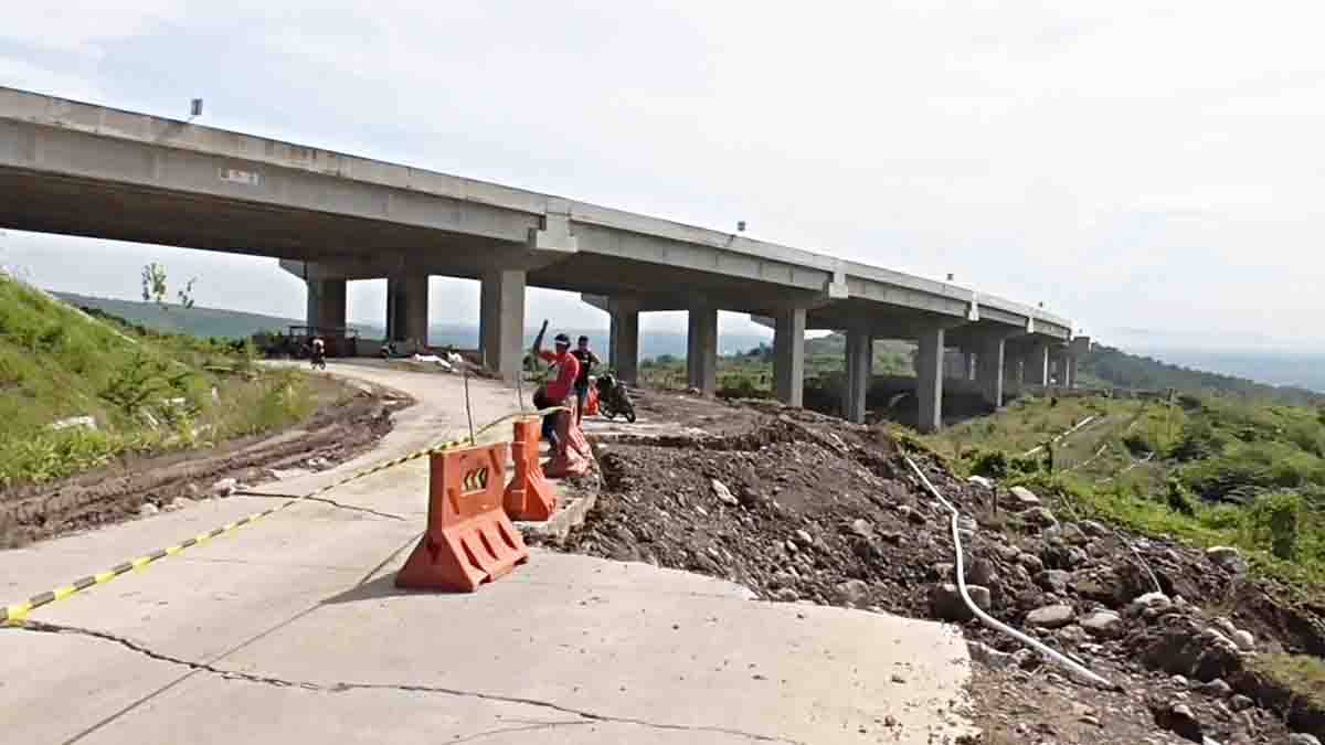 Terancam Putus, Jalan Penghubung Dua Kecamatan di Sumedang Tergerus Longsor