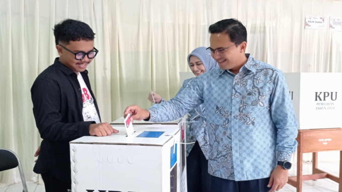 sahrul gunawan dan keluarga nyoblos