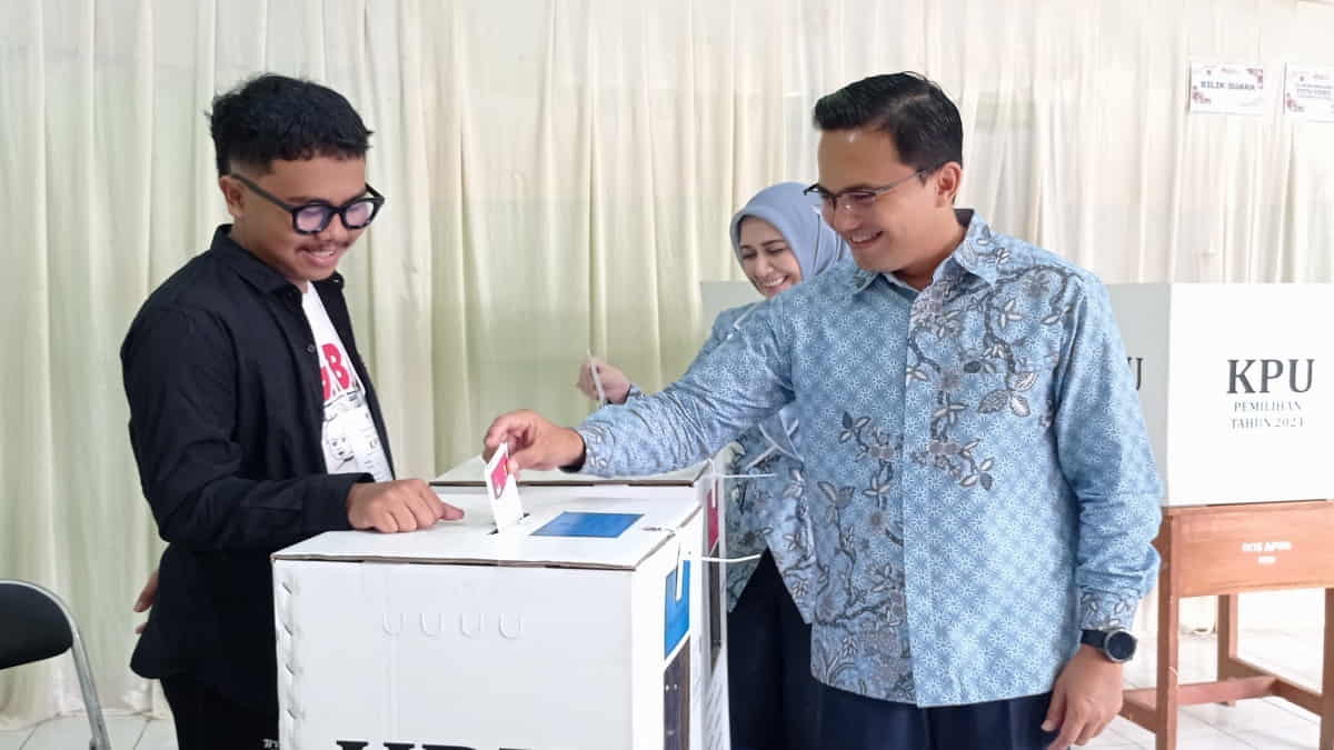 Sahrul Gunawan dan Keluarga Tunaikan Hak Politiknya, Gunakan Pakaian Couple Bernuansa Batik