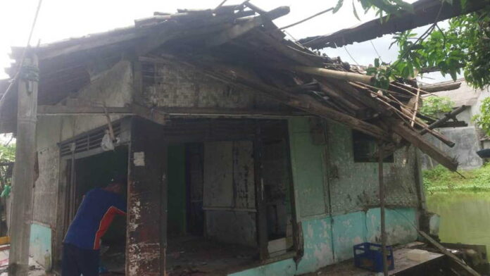 Kondisi Lapuk, Satu Rumah di Banjarsari Ciamis Rusak Parah Diguyur Hujan