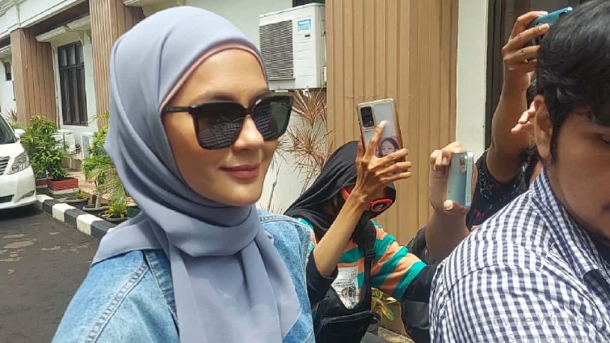 Paula Verhoeven Menahan Tangis Usai Sidang dengan Baim Wong