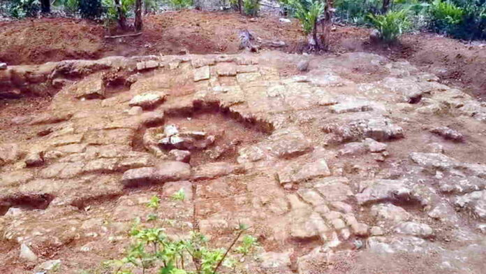 Petani Asal Garut Temukan Pelataran Mirip Candi di Kebunnya