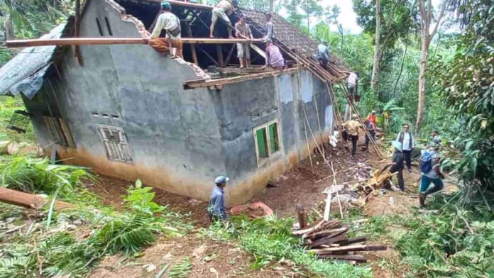 Rumah Sartini di Ciamis Rusak Dihantam Pohon