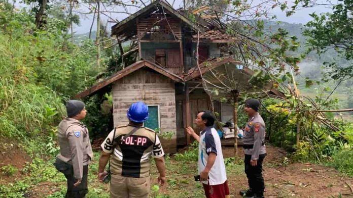 Rumah warga Garut yang rusak akibat tertimpa pohon tumbang