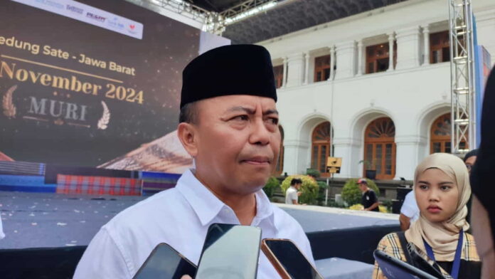 tunda penyaluran bantuan ke masyarakat