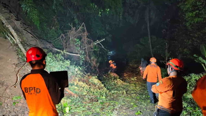 tebing longsor menutupi jalan di Tambaksari Ciamis