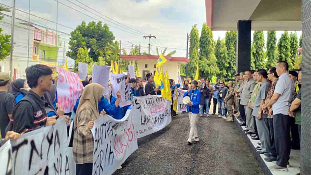 Aktivis PMII Demo DPRD dan Kantor Pemkot Banjar Saat Peringatan Hakordia