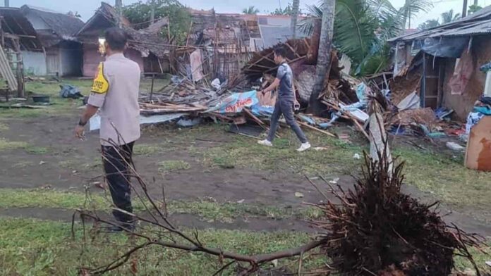 Angin puting beliung di Pangandaran