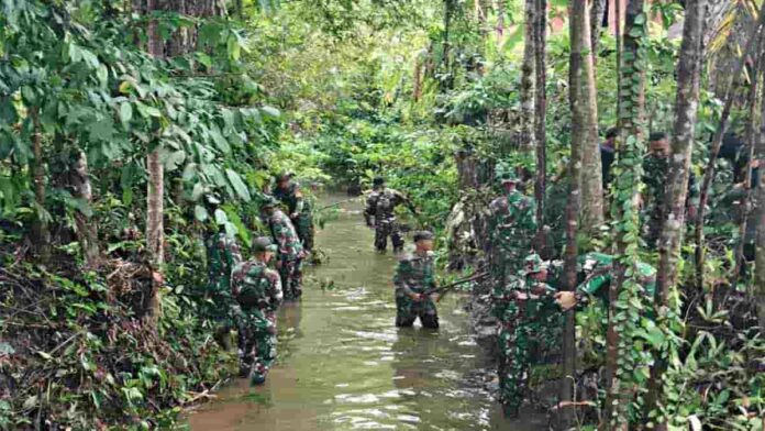 Bersihkan Bantaran Sungai