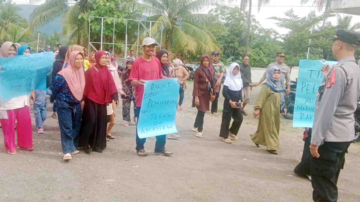 Diduga Markup Harga Material Pembangunan Weslik, Warga Tuntut Sekdes Banjaranyar Ciamis Dipecat