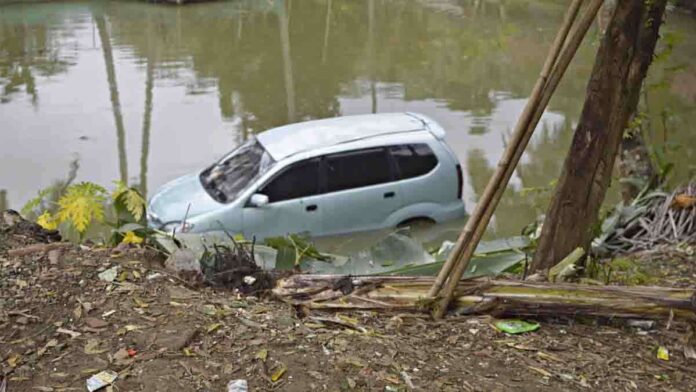 Hilang kendali saat mundur