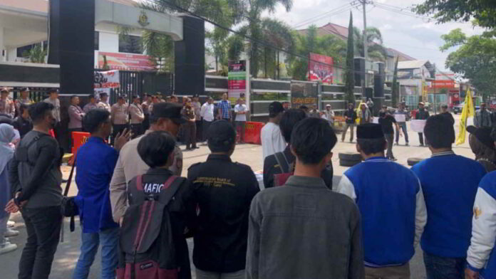 Kajari Garut Ngamuk Saat Mahasiswa Niat Bakar Ban di Depan Kantor Kejaksaan