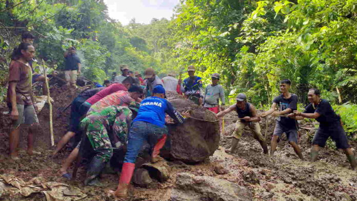 Longsoran Tanah di Tanjakan Cirewog Kota Banjar Tutup Akses Jalan 2 Desa