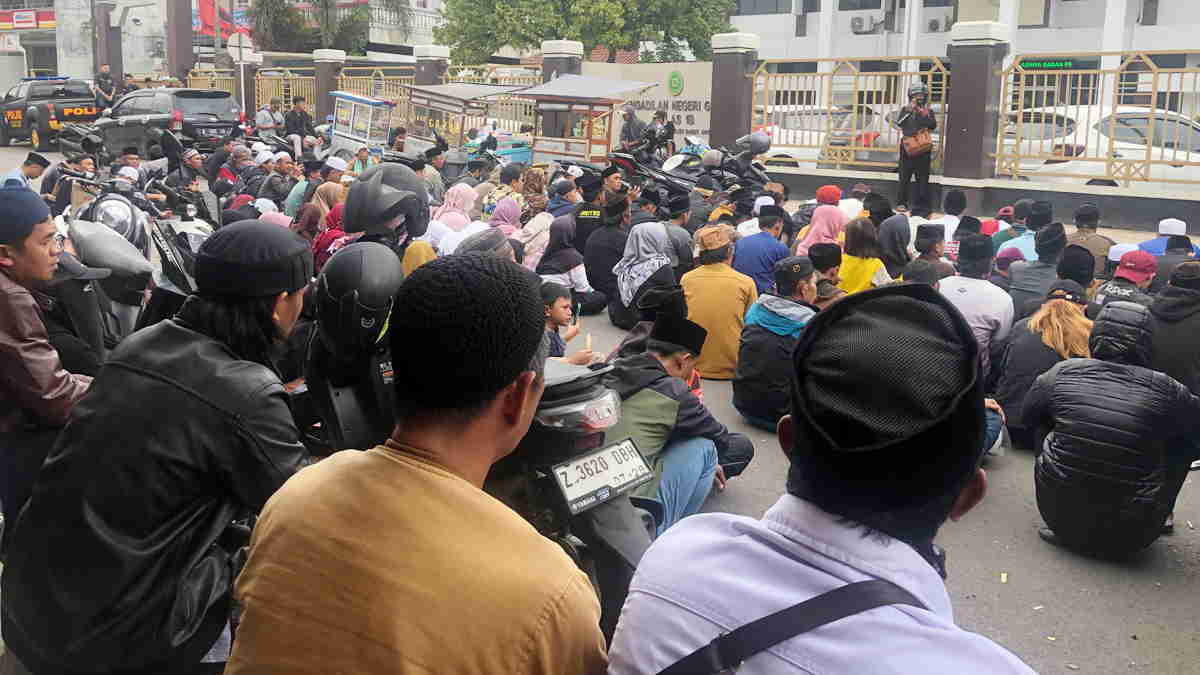 Massa Kepung PN Garut di Sidang Kasus Guru Ngaji Dituduh Aniaya Anggota Ormas