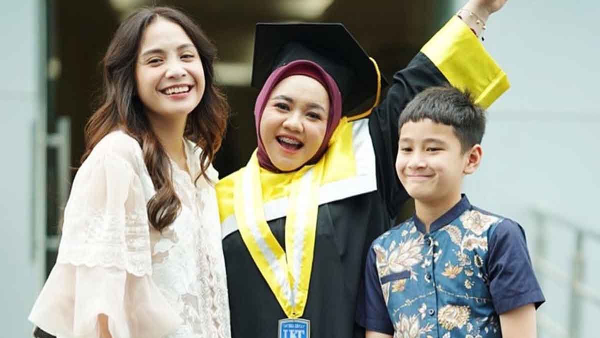 Mbak Lala Wisuda, Rayakan Kelulusan Bersama Nagita dan Rafathar