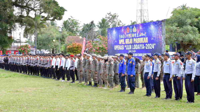 Sejumlah personel gabungan mengikuti apel operasi Lilin Lodaya 2024 di Alun-alun Parigi, Pangandaran, Jumat (20/12/2024).