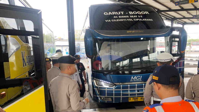 Petugas Gabungan Tes Urine Sopir dan Kondektur Bus di Terminal Guntur Garut