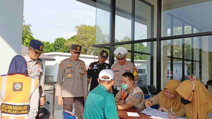 Petugas di Kota Banjar Cek Kelayakan Kendaraan dan Tes Urine Pengemudi Bus