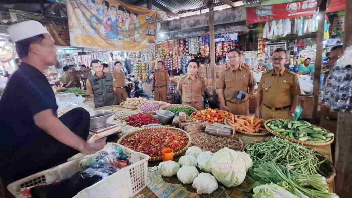 Pj Bupati Ciamis Pantau Harga Bahan Pokok di Pasar Banjarsari