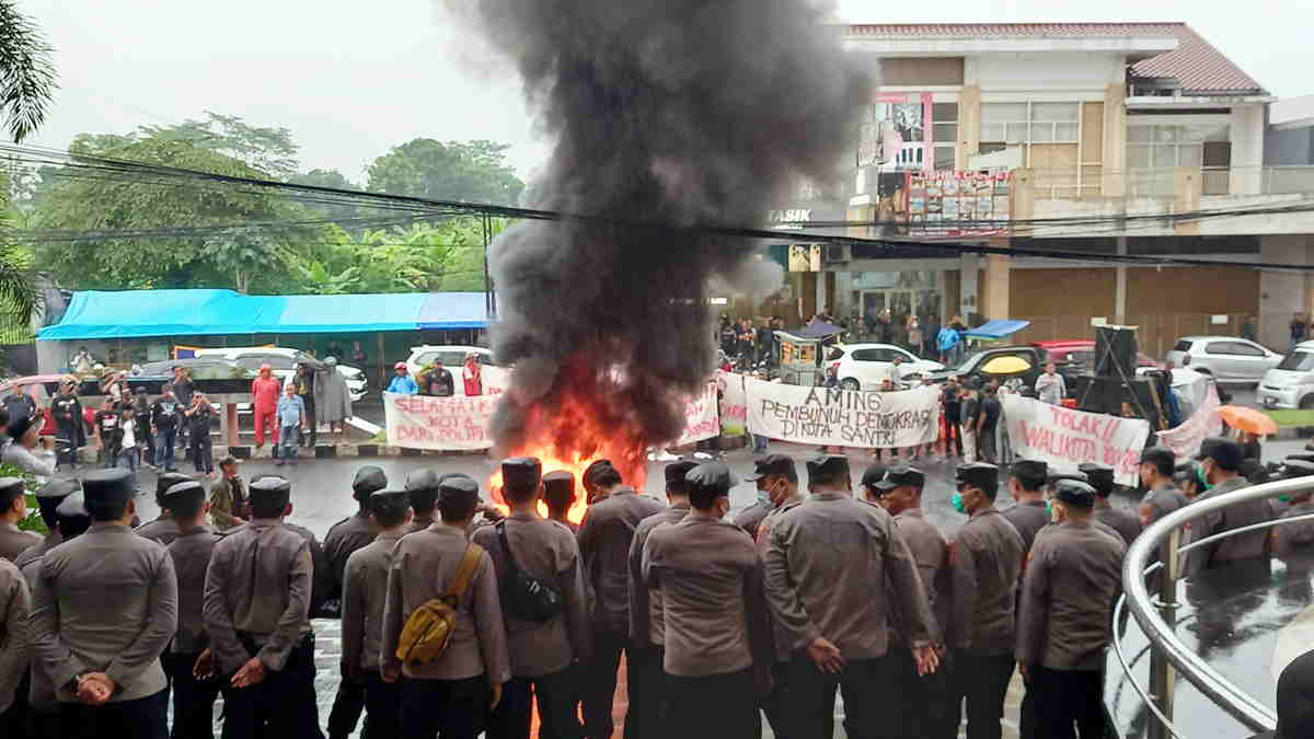 Rapat Pleno Hasil Pilkada di Kota Tasikmalaya Diwarnai Aksi Demo Besar-besaran