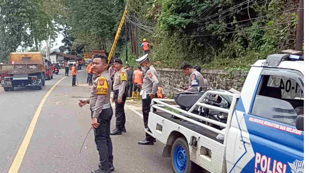 Seorang Anak Tewas Usai Tertimpa Pohon Pinus Tumbang di Jalur Cadas Pangeran Sumedang