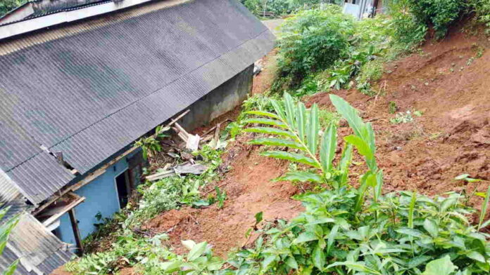 Tebing Longsor Timpa Rumah Perangkat Desa di Pamarican Ciamis