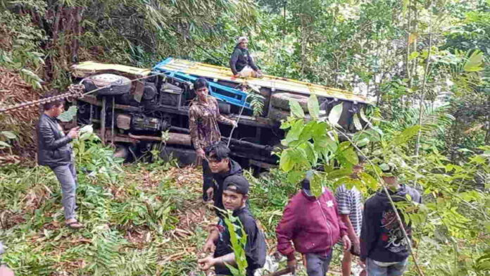 Truk Tiba-tiba Nyelonong Masuk Jurang di Bojonggambir Tasikmalaya