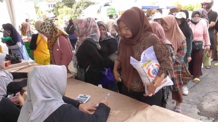 Warga Serbu Gerakan Pangan Murah di Alun-alun Sumedang