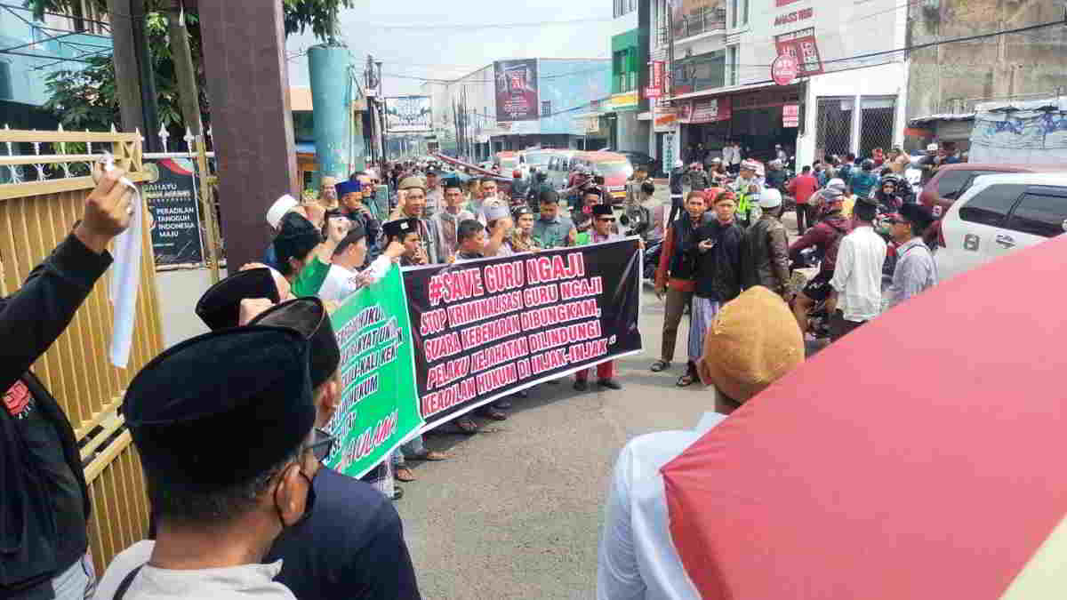 Sidang Lanjutan Terdakwa Guru Ngaji, Ratusan Massa Santri di Garut Ontrog Pengadilan Negeri