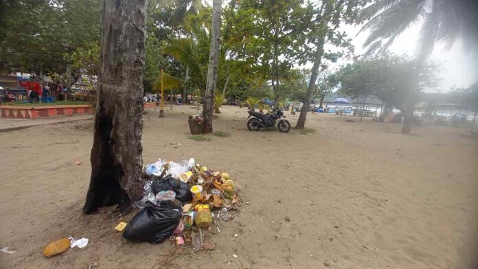 sampah libur Nataru di Pantai Pangandaran