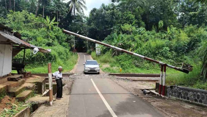 Penjaga Palang Rel Kereta di Desa Karangkamulyan Ciamis