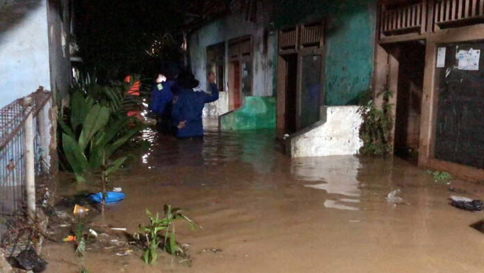 Banjir Luapan Sungai Cimanuk Rendam Pemukiman Padat di Garut