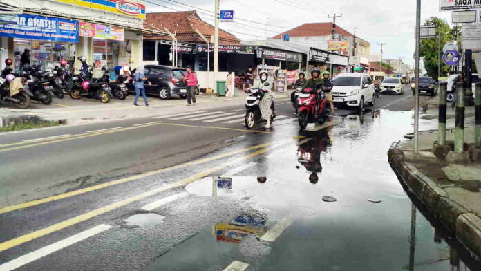 Bau Menyengat Genangan Air di Simpang Jarum Kota Banjar Dikeluhkan Warga