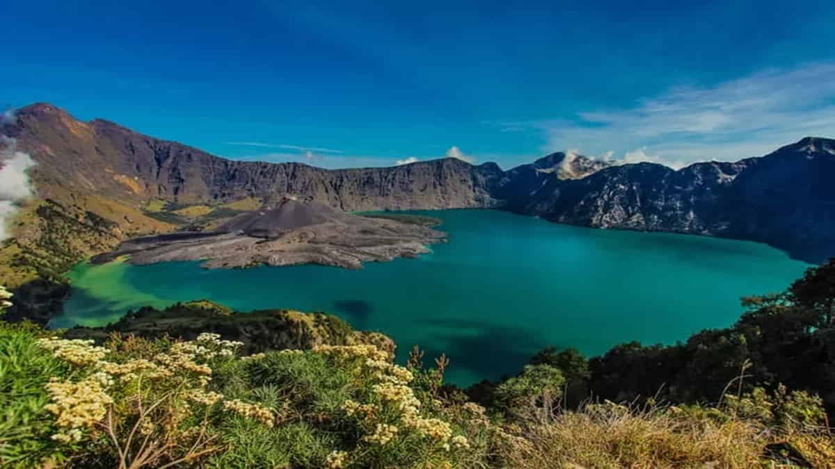 Misteri Danau Segara Anak di Gunung Rinjani, Kisah Mistis di Balik Keindahan Alam