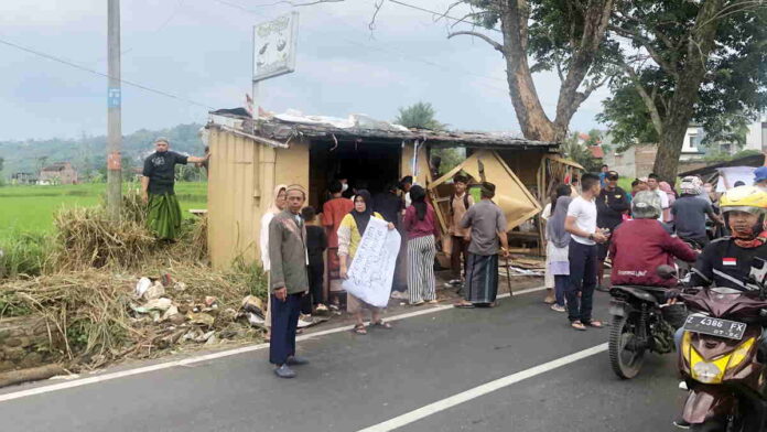 Emak-emak di Garut Serang Tempat Jualan Obat Haram