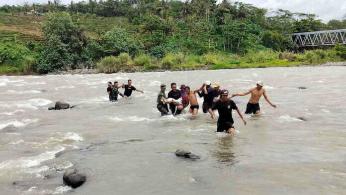 Geger Penemuan Mayat Wanita Tua di Sungai Cikandang Garut