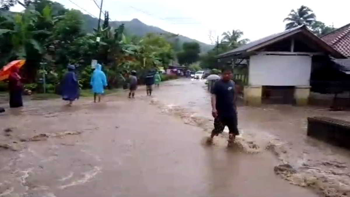 Banjir Lumpur di Pamarican Ciamis Tutup Akses Jalan, Petugas Damkar dan Relawan Turun Tangan