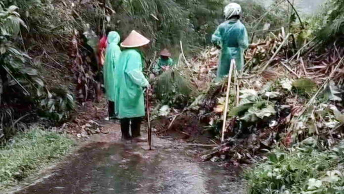 Jalan Tejakalapa-Sukamaju Tasikmalaya Tertutup Longsor