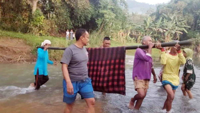 Jasad Nenek Tua Ditemukan Mengambang di Sungai Ciputrahaji Ciamis