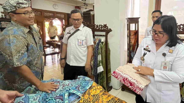 Kemenkum Jabar Kunjungi Galeri Batik Komar