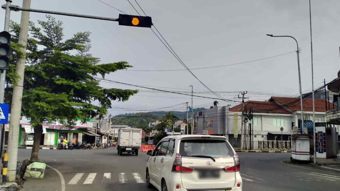 Lampu Lalu Lintas di Simpang 4 Soponyono Kota Banjar Tak Berfungsi