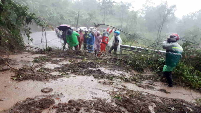 Longsor Terjang Pakenjeng Garut