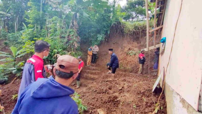 Material Longsor Timpa Rumah di Tasikmalaya