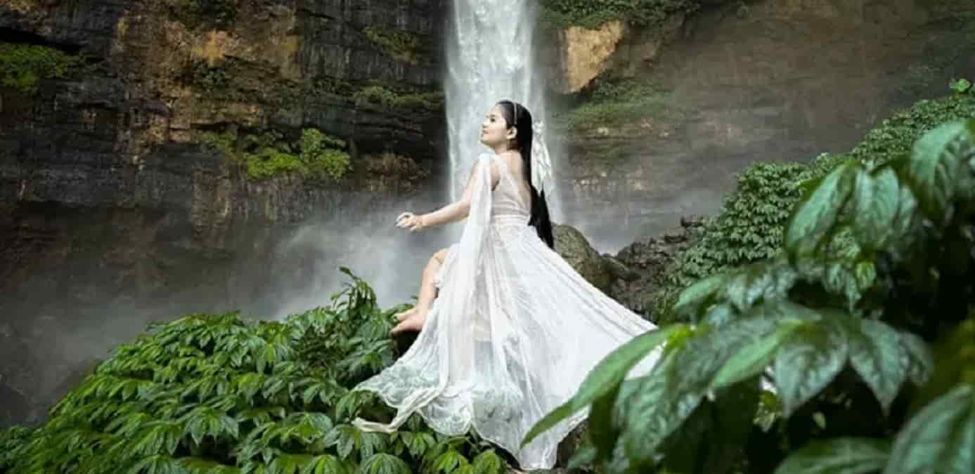 Nadia Maharani, Influencer Cantik yang mendaki Gunung Mengenakan Gaun