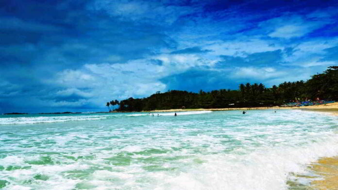 Pesona Pantai Legon Pari