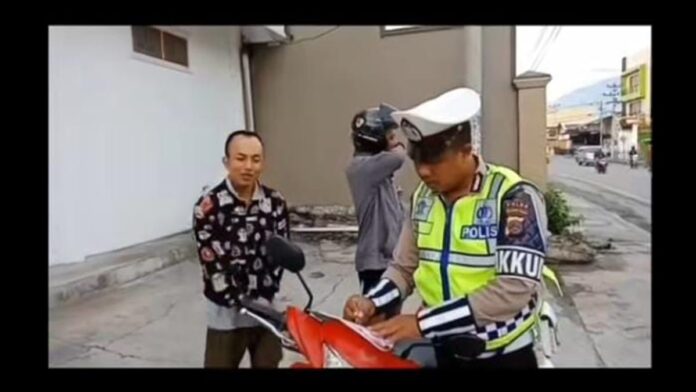 Pantun Ubur-Ubur Ikan Lele