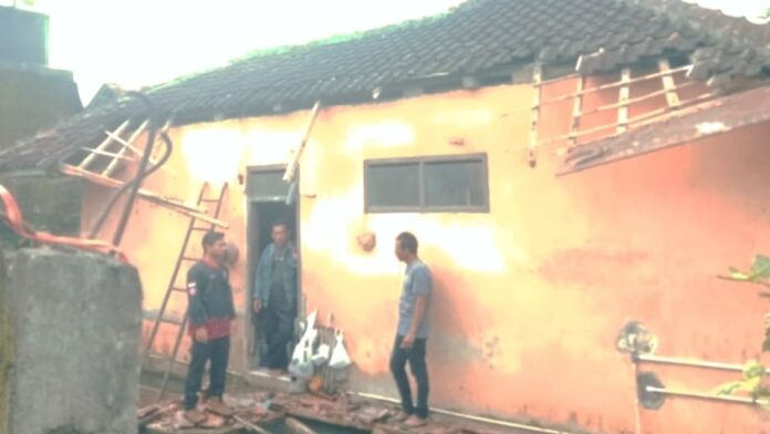 Rumah nyaris roboh diterjang angin kencang di Tasikmalaya