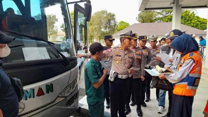 Satlantas Polres Kota Banjar ramp check kendaraan dan tes urin pengendara bus