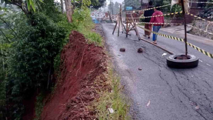 Tebing Jalan Kabupaten Longsor